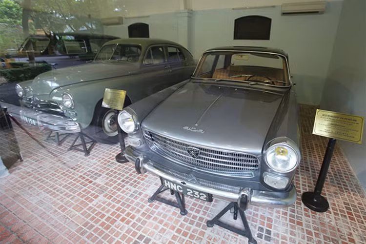 Chủ tịch Hồ Chí Minh là vị lãnh tụ sống một cuộc đời giản dị hiếm có, những chiếc xe ôtô chở Bác Hồ trong từng thời kỳ đều mang những dấu ấn sâu đậm như chính con người của vị lãnh tụ kính yêu. Mời bạn đọc cùng Báo điện tử Kiến Thức tìm hiểu những chiếc xe đã từng phục vụ người.