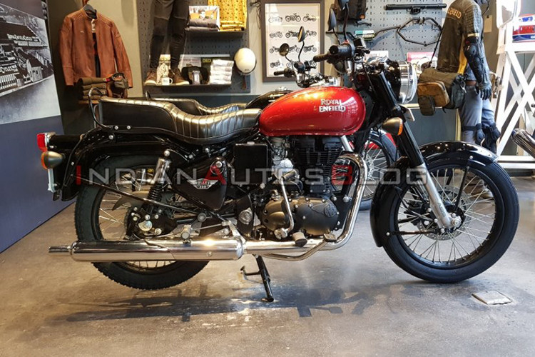 Ngay sau thông tin ra mắt, mẫu Royal Enfield Bullet 350 và Bullet 350 ES đã có mặt tại các đại lý. Hình ảnh chụp từ đại lý cho thấy mẫu Bullet 350 sẽ có tổng cộng 6 tuỳ chọn màu sắc, 3 màu cho bản tiêu chuẩn là Bạc, Xanh dương, Đen; 3 màu cho bản ES (tích hợp hệ thống khởi động điện) là Đen, Đỏ và Xanh Dương. 
