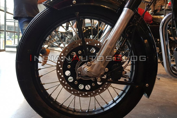 Bên cạnh đó, vẻ cổ điển của xe còn thể hiện ở đèn pha, bình xăng hình giọt nước, bộ đồng hồ analog truyền thống, yên một mảnh độn dày, vành nan và ống xả cổ chai. Về mặt trang bị, Royal Enfield Bullet 350 sở hữu hệ thống treo gồm phuộc ống lồng trước và giảm xóc đôi dạng lò xo trụ.