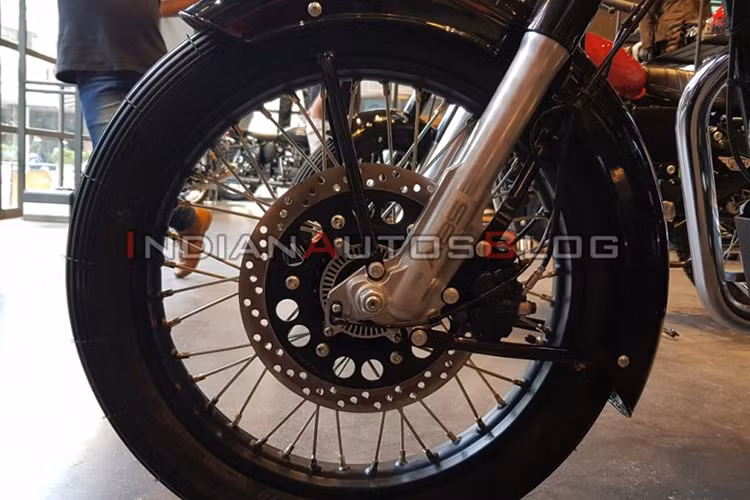 Bên cạnh đó, vẻ cổ điển của xe còn thể hiện ở đèn pha, bình xăng hình giọt nước, bộ đồng hồ analog truyền thống, yên một mảnh độn dày, vành nan và ống xả cổ chai. Về mặt trang bị, Royal Enfield Bullet 350 sở hữu hệ thống treo gồm phuộc ống lồng trước và giảm xóc đôi dạng lò xo trụ.