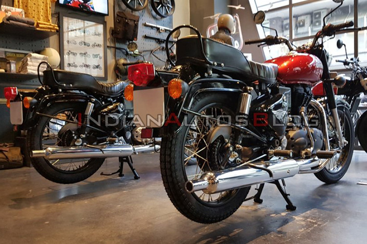 Đi kèm là hộp số côn tay 5 cấp. Mẫu xe Royal Enfield Bullet phiên bản giá rẻ này vẫn sử dụng chế hoà khí truyền thống, chưa được trang bị hệ thống phun xăng điện tử như nhiều "đàn anh" khác hiện nay. 