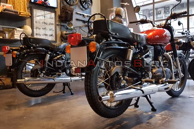 Đi kèm là hộp số côn tay 5 cấp. Mẫu xe Royal Enfield Bullet phiên bản giá rẻ này vẫn sử dụng chế hoà khí truyền thống, chưa được trang bị hệ thống phun xăng điện tử như nhiều "đàn anh" khác hiện nay. 