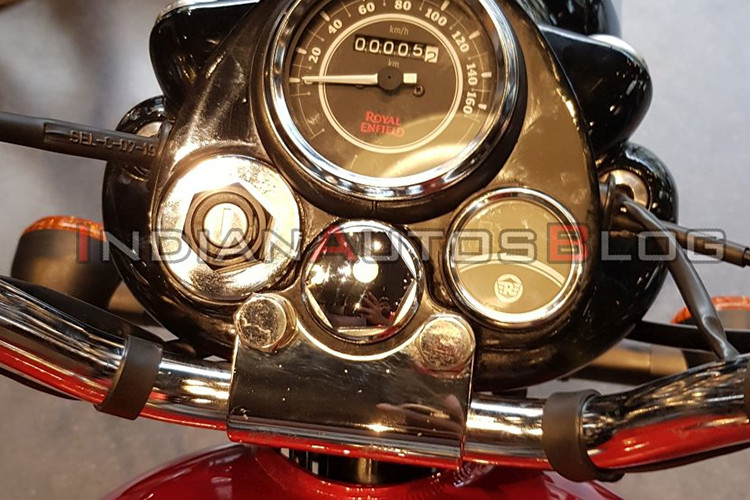 Là mẫu xe mang phong cách cổ điển, Royal Enfield Bullet 350 2019 mới còn sở hữu nhiều chi tiết mạ crôm bóng sáng như ống xả, ốp viền đèn pha, nắp xăng, logo Royal Enfield trên bình xăng và logo tên xe ở ốp hông.
