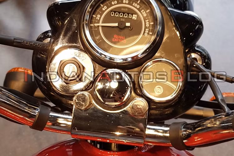 Là mẫu xe mang phong cách cổ điển, Royal Enfield Bullet 350 2019 mới còn sở hữu nhiều chi tiết mạ crôm bóng sáng như ống xả, ốp viền đèn pha, nắp xăng, logo Royal Enfield trên bình xăng và logo tên xe ở ốp hông.