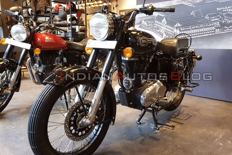 Royal Enfield vừa chính thức ra mắt phiên bản mới của mẫu xe cổ điển Bullet 350 với diện mạo và màu sắc mới. Ngoài phiên bản tiêu chuẩn, Royal Enfield Bullet 350 mới còn có thêm bản cao cấp Bullet 350 ES.