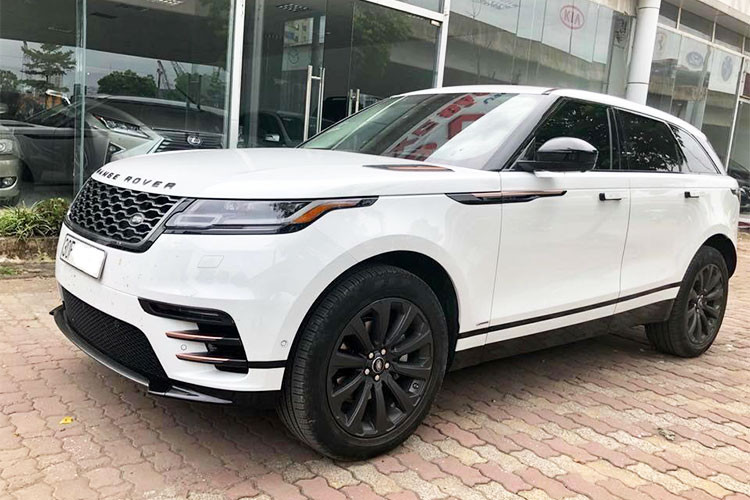 Chiếc xe Range Rover Velar mới thuộc phiên bản SE P250 R-Dynamic mới ra biển cách đây không lâu và chạy được khoảng gần 9000km mới đây đã được chủ nhân tại Hà Nội nhượng lại cho một showroom bán xe tư nhân. Tại đây, mẫu xe này được chào bán với mức giá 5,3 tỷ đồng.