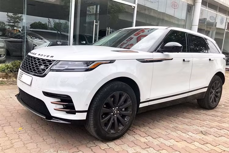 Chiếc xe Range Rover Velar mới thuộc phiên bản SE P250 R-Dynamic mới ra biển cách đây không lâu và chạy được khoảng gần 9000km mới đây đã được chủ nhân tại Hà Nội nhượng lại cho một showroom bán xe tư nhân. Tại đây, mẫu xe này được chào bán với mức giá 5,3 tỷ đồng.