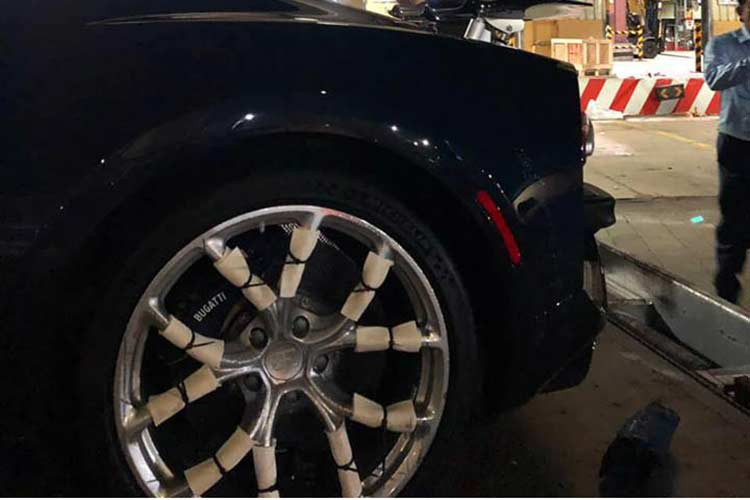 Siêu xe Bugatti Chiron tại Campuchia mang ngoại thất xanh, bộ mâm của xe được mạ crôm và dán các lớp đề-can bảo vệ. Hiện siêu phẩm đã được vận chuyển ra khỏi sân bay quốc tế Phnom Penh và đã được bàn giao cho chủ nhân ngay trong đêm nay, ngày 7/12/2018.