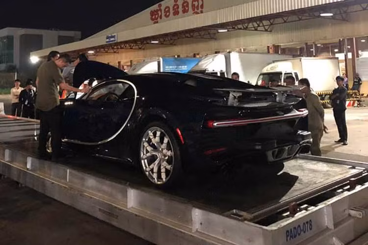 Được biết, người mang chiếc Bugatti Chiron đầu tiên về Campuchia kinh doanh trong lĩnh vực nhập khẩu ôtô. Người này từng đưa về xứ sở chùa tháp không ít những mẫu siêu xe cực độc như Aston Martin V12 Vantage S hay các dòng xe siêu như Ferrari 488 Spider, Ferrari 488 GTB, Lamborghini Aventador hay McLaren 720S màu cam nhám.