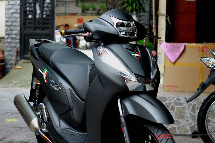 Tại Việt Nam, xe ga Honda SH300i là một trong những dòng scooter phân khối lớn phổ biến nhất, nó cũng được nhiều biker Việt "lên đồ chơi" nhằm khẳng định cái tôi và cá tính riêng của từng người. Tại TP HCM, để tạo dấu ấn riêng cho chiếc SH300i của mình, một người chơi xe cũng đã "chịu chi" để trang bị loạt phụ kiện "khủng".