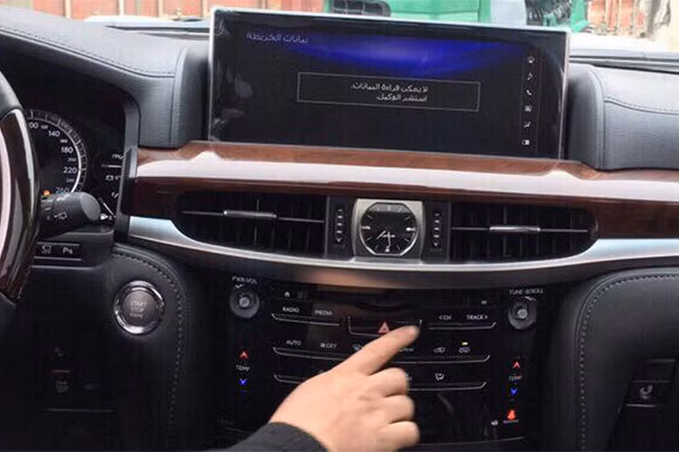 Hàng ghế 1 và 2 điều chỉnh điện. Ghế lái nhớ 3 vị trí. Hàng ghế 2 và 3 có thể gập gọn. Điều hòa tự động 4 vùng cùng các tiện ích cao cấp... Công nghệ an toàn đáng chú ý bao gồm 10 túi khí, chống bó cứng phanh, cân bằng điện tử, cảnh báo điểm mù và hỗ trợ phanh khẩn cấp.