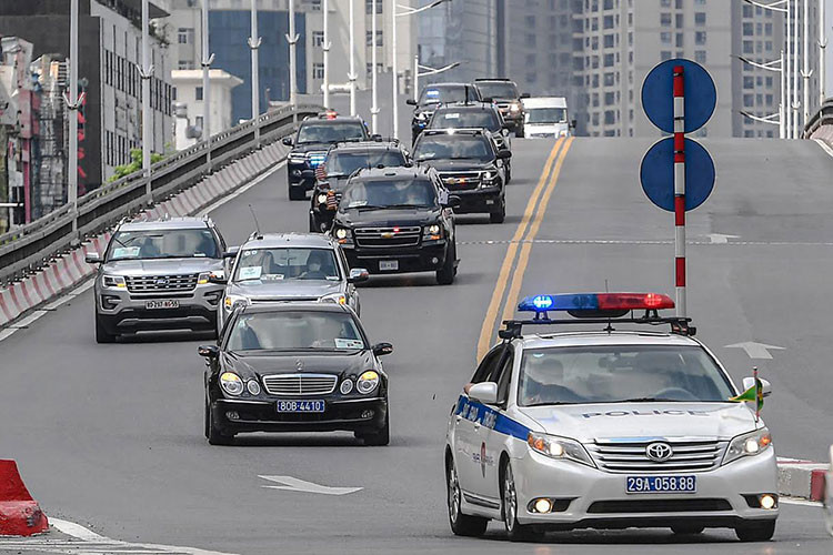 Có thể quan sát thây trên nóc những chiếc xe SUV Chevrolet Suburban của Phó Tổng thổng Mỹ sở hữu hai ăng ten, nó đóng vai trò gây nhiễu hoặc phá sóng vô tuyến nhằm vô hiệu hóa các cuộc tấn công hay kích nổ từ xa. Tùy tình hình an ninh mà ăng ten này được điều chỉnh độ dài ngắn để tăng-giảm phạm vi gây nhiễu.