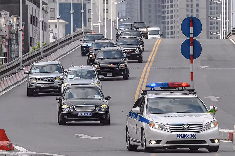 Có thể quan sát thây trên nóc những chiếc xe SUV Chevrolet Suburban của Phó Tổng thổng Mỹ sở hữu hai ăng ten, nó đóng vai trò gây nhiễu hoặc phá sóng vô tuyến nhằm vô hiệu hóa các cuộc tấn công hay kích nổ từ xa. Tùy tình hình an ninh mà ăng ten này được điều chỉnh độ dài ngắn để tăng-giảm phạm vi gây nhiễu.