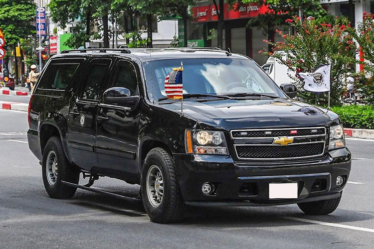 Đoàn xe Chevrolet Suburban hộ tống Phó Tổng thống Mỹ đến Việt Nam bao gồm 2 thế hệ cũ và mới. Một loại là thế hệ thứ 10 ra mắt từ năm 200 và phiên bản 2017 thuộc thế hệ thứ 11 ra mắt từ năm 2015. Tất cả các xe Chevrolet Suburban đều sở hữu màu đen và có thể sẵn sàng đảo vị trí cho nhau tùy theo nhiệm vụ.