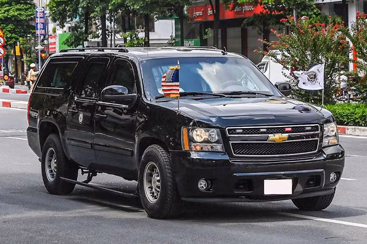 Đoàn xe Chevrolet Suburban hộ tống Phó Tổng thống Mỹ đến Việt Nam bao gồm 2 thế hệ cũ và mới. Một loại là thế hệ thứ 10 ra mắt từ năm 200 và phiên bản 2017 thuộc thế hệ thứ 11 ra mắt từ năm 2015. Tất cả các xe Chevrolet Suburban đều sở hữu màu đen và có thể sẵn sàng đảo vị trí cho nhau tùy theo nhiệm vụ.