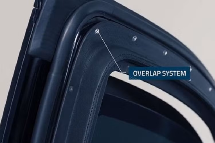 Chevrolet Suburban sử dụng khối động cơ V8 dung tích 5.3L ở bản tiêu chuẩn, sản sinh công suất tối đa 355 mã lực và mô-men xoắn 519 Nm. Hệ thống truyền động 4 bánh, hộp số tự động 6 cấp và dung tích bình xăng lên đến 117 lít. Đây cũng là chiếc SUV cực kỳ rộng rãi có cấu hình 7 hoặc 8 chỗ, với chiều dài lên tới 5,7 m, chiều dài cơ sở hơn 3,3 m, cung cấp nhiều không gian và thiết bị đặc chủng của các mật vụ.