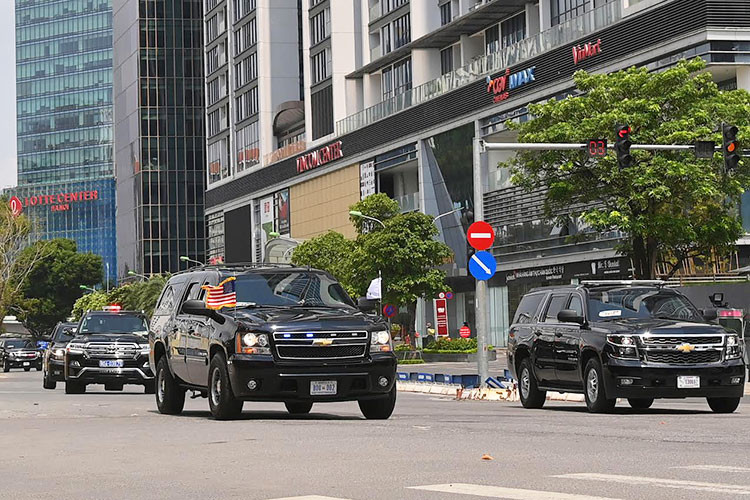 Những chiếc Chevrolet Suburban chở Phó Tổng thống Mỹ đến Việt Nam khá đặc biệt, nó có ngoại hình khác biệt hơn so với những chiếc phổ thông bán ra tại thị trường Mỹ. Đây cũng là phương tiện được yêu thích bậc nhất của Nhà Trắng, Suburban không sở hữu hàng loạt công nghệ an toàn như chiếc Limousine của Tổng thống nhưng nó vẫn có tiêu chuẩn an toàn cấp quân sự.