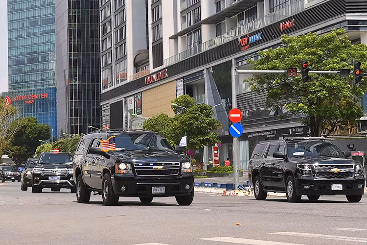 Những chiếc Chevrolet Suburban chở Phó Tổng thống Mỹ đến Việt Nam khá đặc biệt, nó có ngoại hình khác biệt hơn so với những chiếc phổ thông bán ra tại thị trường Mỹ. Đây cũng là phương tiện được yêu thích bậc nhất của Nhà Trắng, Suburban không sở hữu hàng loạt công nghệ an toàn như chiếc Limousine của Tổng thống nhưng nó vẫn có tiêu chuẩn an toàn cấp quân sự.