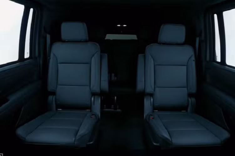 Ngoài những phiên bản Suburban làm nhiệm vụ đặc thù như chiếc xe chở Phó Tổng thổng Mỹ - bà Kamala Harris, vẫn còn những chiếc dùng để chuyên chở những mật vụ, đặc vụ chống tấn công CAT đóng vai trò cản phá, tiêu diệt khủng bố với trang bị tận răng và vũ khí hoành tráng. Số khác còn để chuyên chở nhân viên phục vụ, bác sĩ cho đoàn...