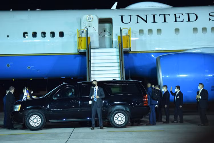 Vào đêm ngày 24/8 vừa qua, chuyên cơ chở Phó Tổng thống Mỹ - Kamala Harris đã hạ cánh xuống sân bay Nội Bài và bắt đầu chuyến thăm Việt Nam theo lời mời của Phó Chủ tịch nước Võ Thị Ánh Xuân. Để di chuyển vào trong nội thành Hà Nội, Phó Tổng thống Mỹ đã di chuyển trên 1 trong 7 chiếc xe SUV Chevrolet Suburban. Đây là dòng xe cỡ lớn được chuyển đổi để bảo vệ chuyên dụng trong đoàn hộ tống Tổng thống Mỹ.