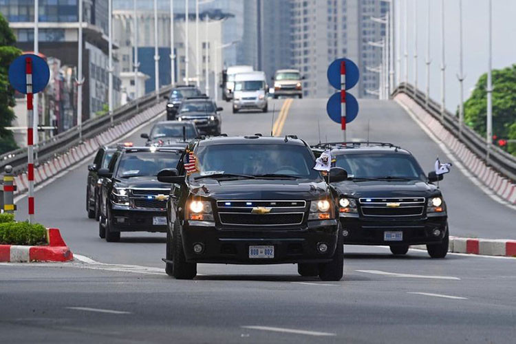 So với các chuyến thăm trước đây của cựu Tổng thống Obama và Donald Trump, đoàn xe hộ tống của bà Harris có số lượng xe ít hơn, nhưng vẫn đảm bảo an ninh nhờ những phương tiện chuyên dụng hiện đại đi cùng. Đáng chú ý, trong chuyến công du lần này bà Harris sử dụng 2 chiếc Chevrolet Suburban đặc biệt, ngoài ra cũng sẽ có cả chiếc limousine riêng.