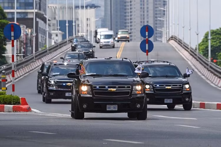 So với các chuyến thăm trước đây của cựu Tổng thống Obama và Donald Trump, đoàn xe hộ tống của bà Harris có số lượng xe ít hơn, nhưng vẫn đảm bảo an ninh nhờ những phương tiện chuyên dụng hiện đại đi cùng. Đáng chú ý, trong chuyến công du lần này bà Harris sử dụng 2 chiếc Chevrolet Suburban đặc biệt, ngoài ra cũng sẽ có cả chiếc limousine riêng.