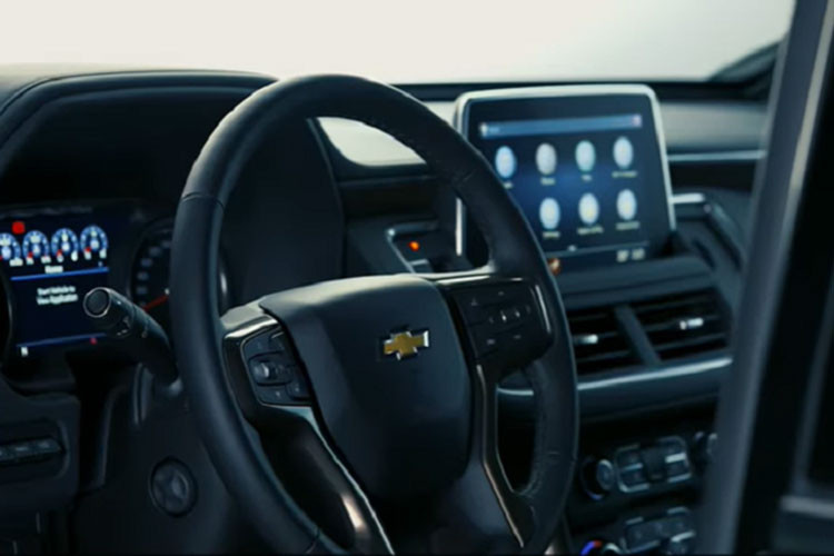 Suburban cũng được xem là một “liên lạc viên” cần mẫn đóng vai trò cực kỳ quan trọng trong mỗi chuyến đi của các đời Tổng thống Mỹ, giúp người đứng đầu Nhà Trắng không bao giờ bỏ lỡ bất cứ diễn biến mới nào ở trong nước lẫn quốc tế. Nếu có sự cố bất ngờ, nó sẽ là cầu nối giúp Tổng thống Mỹ chỉ huy, điều hành công việc từ xa.