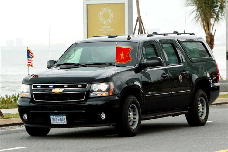 Những chiếc Chevrolet Suburban được Mật vụ Mỹ sử dụng có ngoại hình gần như giống hệt so với phiên bản thương mại đang bán ra vằ lăn bánh trên thị trường. Tại Mỹ, giá xe Chevrolet Suburban khởi điểm từ 49.915 USD (tương đương khoảng 1,9 tỷ đồng). Tuy nhiên, điều khác biệt lại nằm ở những trang bị được lắp thêm trên xe.