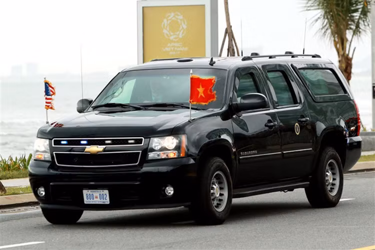 Những chiếc Chevrolet Suburban được Mật vụ Mỹ sử dụng có ngoại hình gần như giống hệt so với phiên bản thương mại đang bán ra vằ lăn bánh trên thị trường. Tại Mỹ, giá xe Chevrolet Suburban khởi điểm từ 49.915 USD (tương đương khoảng 1,9 tỷ đồng). Tuy nhiên, điều khác biệt lại nằm ở những trang bị được lắp thêm trên xe.