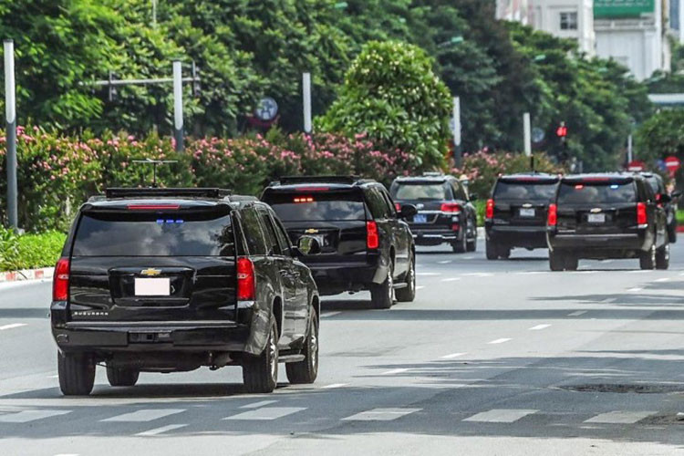 Chevrolet Suburban sở hữu bộ giáp cứng vòng ngoài, giúp đoàn xe bảo vệ phát hiện và khắc phục những lỗ hổng an ninh tiềm ẩn. Trong đó, luôn có ít nhất một chiếc chạy phía trước và sau xe chở lãnh đạo. Nó đóng vai trò phát hiện, cản phá hoặc tung hỏa mù nếu phát hiện có tấn công bằng bom, mìn hoặc tên lửa.