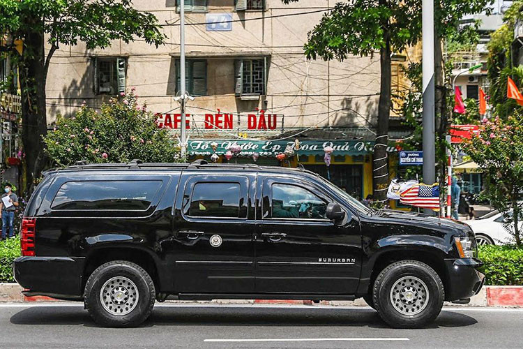 Chevrolet Suburban là dòng xe nội địa Mỹ có lịch sử hình thành tính đến nay đã được 86 năm (ra mắt lần đầu năm 1935), đây cũng là mẫu xe có cấu trúc thân trên khung (body-on-frame) đầy đủ sức mạnh đáp ứng nhu cầu cơ động cần có cho mọi nhu cầu công việc... Hiện tại, thế hệ mới nhất thứ 12 của Suburban đã ra mắt từ tháng 12/2019, với nhiều thay đổi về ngoại hình và công nghệ. Dự kiến xe cũng sẽ sớm có mặt trong đội hình xe chở Mật vụ sau khi được nâng cấp. 