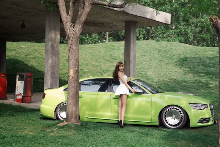 Mẫu xe sang Audi A6 sở hữu ngoại hình thể thao với phần mui xe vươn dài và phần đuôi xe gọn gàng, cụm đèn trước thời trang với các đường nét uốn lượn, lạ mắt kết hợp với dải đèn LED tạo cho phần đầu xe ấn tượng và thời trang. Công nghệ đèn LED còn được ứng dụng trên cụm đèn hậu.