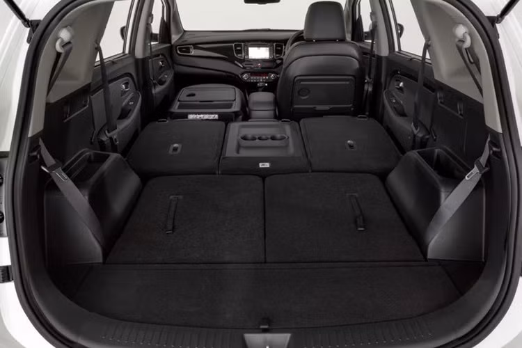 Kia còn trang bị thêm cho Carens mới hệ thống Stop/Go, lốp Michelin, hộp số sàn 6 cấp. Theo nhà sản xuất tân binh này có lượng khí thải thấp hơn thế hệ trước ở mức 109 gram/km. Bên canh đó việc tăng dung lượng cho cốp sau cũng lớn hơn khi gập lại các hàng ghế phía sau.