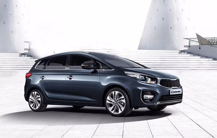 Được biết, mẫu xe Kia Rondo 2017 sẽ được trang bị 2 loại động cơ tại Việt Nam, một sử dụng dầu và còn lại sử dụng xăng truyền thống. Động cơ xăng I4 2.0L có công suất 150 mã lực tại 6.500 vòng/phút và mô men xoắn cực đại 194 Nm tại vòng tua 4.800 vòng/phút.