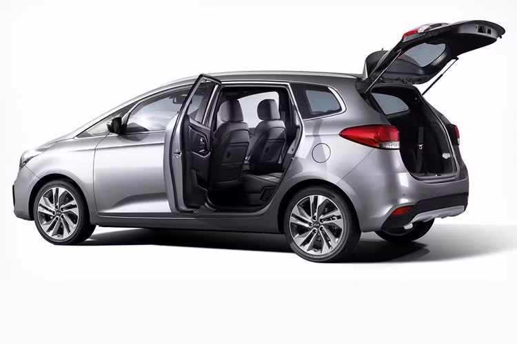 Bên cạnh đó là cản trước và sau được cải tiến, đèn sương mù khác biệt cùng vành hợp kim nhôm với đường kính 16, 17 hoặc 18 inch. Ngoài ra, Rondo phiên bản 2017 còn được bổ sung thêm màu sơn ngoại thất mới nhiều tuỳ chọn hơn so với phiên bản đang bán ra tại thị trường.