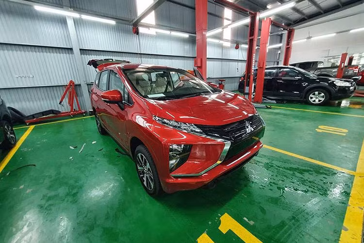 Theo đó, những hình ảnh về chiếc MPV giá rẻ Mitsubishi Xpander với ngoại thất màu đỏ đang thu hút sự chú ý đông đảo của người tiêu dùng. Nhiều khả năng đây là màu sơn chính hãng do Mitsubishi sản xuất tại nhà máy ở Indonesia rồi nhập khẩu chính hãng về nước chứ không phải một sản phẩm do một garage tư nhân nào tự làm.