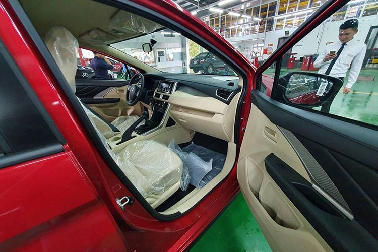 Bộ mâm xe 16 inch là trang bị tiêu chuẩn đi kèm. Mitsubishi Xpander có kích thước tổng thể (dài x rộng x cao, mm) lần lượt là 4.475 x 1.750 x 1.695 mm, chiều dài cơ sở 2.775 mm, trọng lượng khô 1.240 kg. Đuôi xe có thiết kế hình chữ X giống như đầu xe, tạo ra sự liền mạch mà thường chỉ những chiếc xe sang mới có.