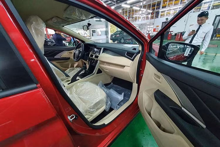 Bộ mâm xe 16 inch là trang bị tiêu chuẩn đi kèm. Mitsubishi Xpander có kích thước tổng thể (dài x rộng x cao, mm) lần lượt là 4.475 x 1.750 x 1.695 mm, chiều dài cơ sở 2.775 mm, trọng lượng khô 1.240 kg. Đuôi xe có thiết kế hình chữ X giống như đầu xe, tạo ra sự liền mạch mà thường chỉ những chiếc xe sang mới có.