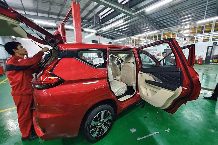 Mitsubishi Xpander sử dụng động cơ MIVEC 1.5L, 4 xy-lanh, DOHC, cho công suất cực đại 104 mã lực ở 6.000 vòng/phút, mô-men xoắn tối 141 Nm tại 4.000 vòng/phút, kết hợp hộp số tự động 4 cấp và hệ dẫn động cầu trước.