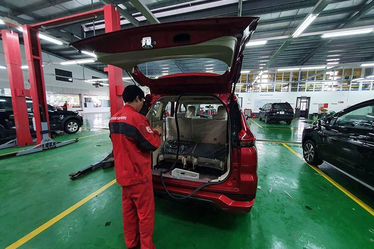 Nhìn sang phần thân xe, Mitsubishi Xpander màu mới tiếp tục cho thấy mình là mẫu xe có ngoại hình bảnh bao, hiện đại với những đường nét rất thời thượng và phá cách. Đó là khung kính tương đối lớn với cột D được sơn đen ở giữa, tạo cảm giác như nóc xe treo lơ lửng giữa không trung.