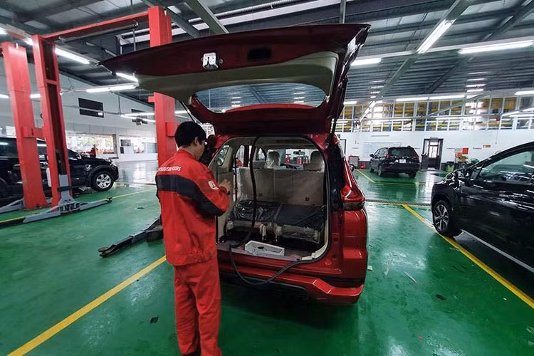 Nhìn sang phần thân xe, Mitsubishi Xpander màu mới tiếp tục cho thấy mình là mẫu xe có ngoại hình bảnh bao, hiện đại với những đường nét rất thời thượng và phá cách. Đó là khung kính tương đối lớn với cột D được sơn đen ở giữa, tạo cảm giác như nóc xe treo lơ lửng giữa không trung.