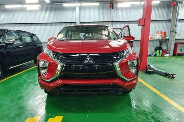 Những nét đặc trưng của ngôn ngữ thiết kế Dynamic Shield trên Mitsubishi Xpander được thể hiện ở hai cụm đèn định vị ban ngày sắc sảo được nối liền với nhau bởi những thanh ngang to bản, mặt ca-lăng màu đen thu hẹp lại ở phần giữa và tiếp tục "nở" ra về phía dưới cản trước.