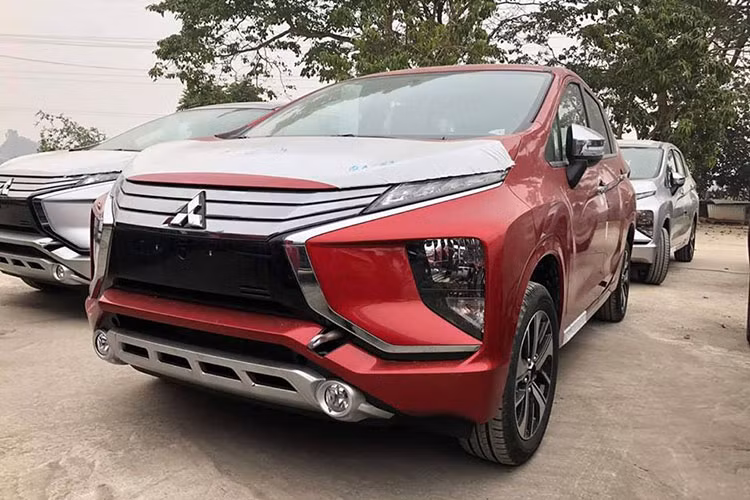 Tuy nhiên trong tháng 2/2019 vừa qua, doanh số Mitsubishi Xpander chỉ bán ra đúng 5 xe, sụt giảm gấp 259 lần so với tháng trước đó. Điều này khiến Mitsubishi Xpander bị loại bỏ khỏi danh sách xe bán chạy, ghi tên vào “sổ đen” những mẫu xe ế ẩm nhất thị trường trong tháng 2/2019. Thậm chí, Mitsubishi Xpander còn bị các đối thủ cùng phân khúc như Toyota Rush hay Avanza vượt qua với khoảng cách xa.
