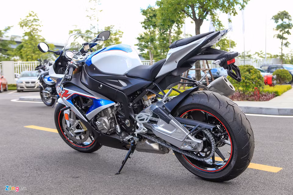 BMW S1000RR 2018 được trang bị hệ thống động cơ 999 cc, 4 xy-lanh thẳng hàng, làm mát bằng dung dịch, sản sinh công suất 199 mã lực tại 13.500 vòng/phút, mô-men xoắn cực đại 113 Nm tại 10.500 vòng/phút, đi kèm với hộp số 6 cấp.