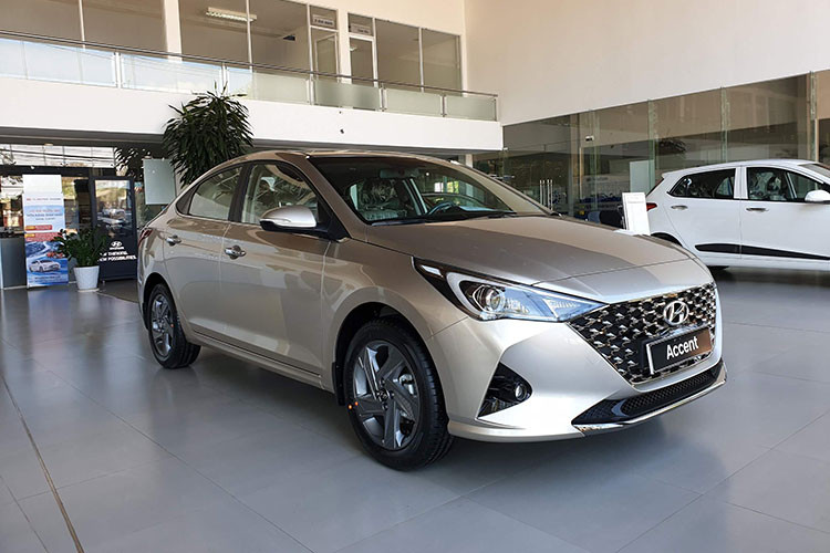 Mẫu sedan hạng B nhà Hyundai đã đạt được doanh số ấn tượng khi bán được 2.879 xe trong tháng 9. Với kết quả này Hyundai Accent là xe bán chạy nhất trong Top 10, đồng thời dẫn đầu phân khúc Sedan hạng B. Hyundai Accent tại Việt Nam được trang bị động cơ 1.4L, hộp số sàn 6 cấp hoặc tự động 6 cấp, giá bán 425-540 triệu đồng.