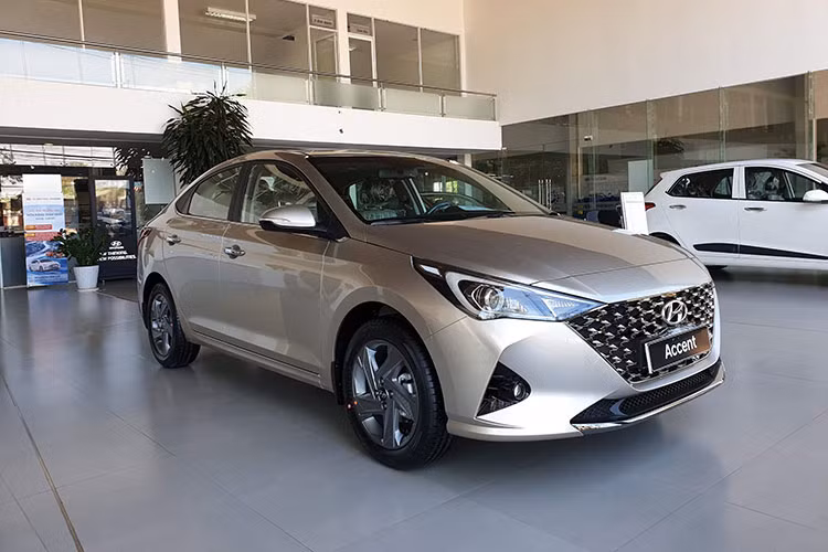 Mẫu sedan hạng B nhà Hyundai đã đạt được doanh số ấn tượng khi bán được 2.879 xe trong tháng 9. Với kết quả này Hyundai Accent là xe bán chạy nhất trong Top 10, đồng thời dẫn đầu phân khúc Sedan hạng B. Hyundai Accent tại Việt Nam được trang bị động cơ 1.4L, hộp số sàn 6 cấp hoặc tự động 6 cấp, giá bán 425-540 triệu đồng.