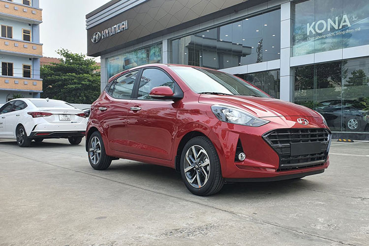 Hyundai Grand i10 sau nhiều tháng liên tiếp vắng mặt trong danh sách Top 10 đã có sự trở lại ấn tượng. Kết thúc tháng 9, mẫu xe này đã bán được 1.124 xe, gần gấp 3 so với doanh số tháng trước. Hyundai Grand i10 hiện được TC Motor lắp ráp trong nước với 6 phiên bản bao gồm cả sử dụng số tự động và số sàn, sử dụng động cơ 1.2l.