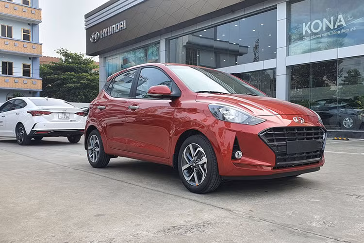 Hyundai Grand i10 sau nhiều tháng liên tiếp vắng mặt trong danh sách Top 10 đã có sự trở lại ấn tượng. Kết thúc tháng 9, mẫu xe này đã bán được 1.124 xe, gần gấp 3 so với doanh số tháng trước. Hyundai Grand i10 hiện được TC Motor lắp ráp trong nước với 6 phiên bản bao gồm cả sử dụng số tự động và số sàn, sử dụng động cơ 1.2l.
