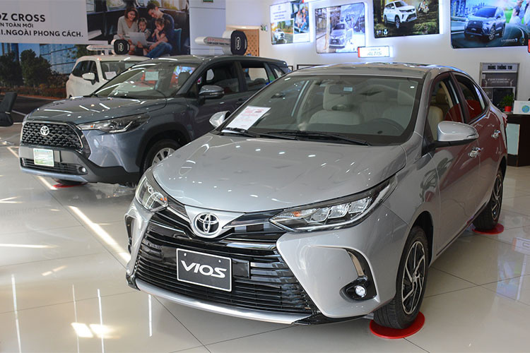 Tháng 9 vừa qua, Toyota Vios bán được 2.393 xe, tăng hơn 1.000 xe so với tháng 8. Điều này giúp mẫu sedan hạng B của Toyota tăng 2 bậc lên vị trí thứ 4 trong Top 10. Xét về tổng doanh số, Toyota Vios với 16.583 xe vẫn đang là mẫu xe bán chạy nhất toàn thị trường.