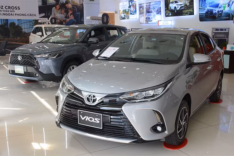 Tháng 9 vừa qua, Toyota Vios bán được 2.393 xe, tăng hơn 1.000 xe so với tháng 8. Điều này giúp mẫu sedan hạng B của Toyota tăng 2 bậc lên vị trí thứ 4 trong Top 10. Xét về tổng doanh số, Toyota Vios với 16.583 xe vẫn đang là mẫu xe bán chạy nhất toàn thị trường.